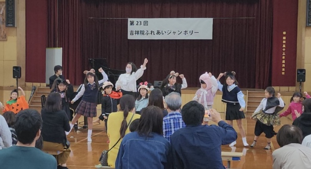 京都市南区のピアノ教室による吉祥院小学校でのピアノ演奏