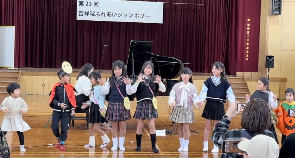 京都市南区のピアノ教室による吉祥院小学校でのピアノ演奏