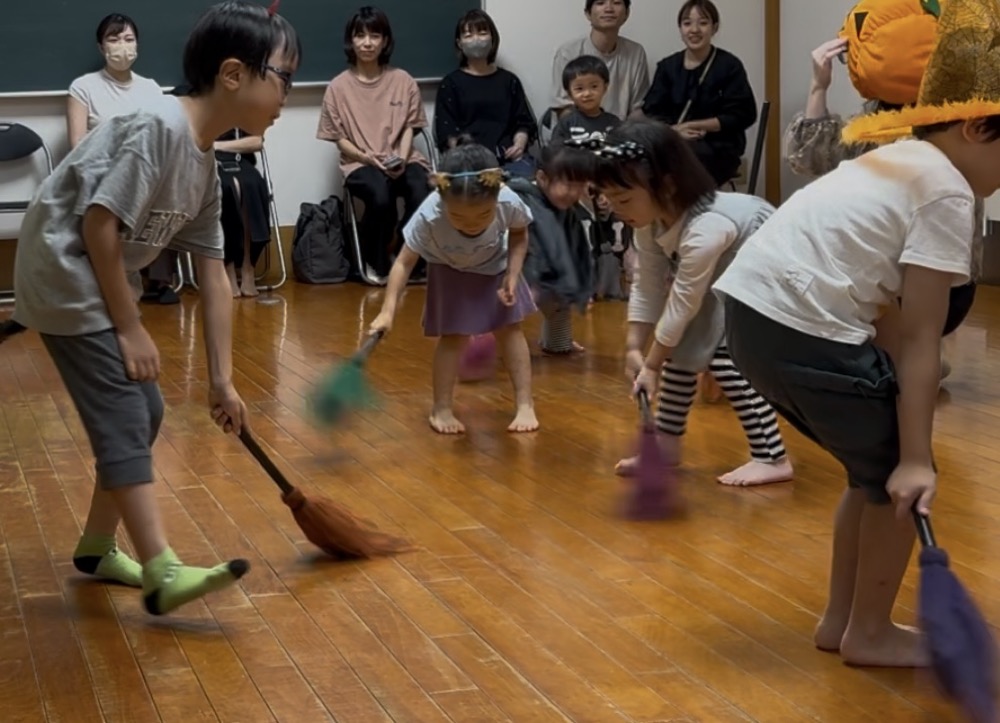 京都市南区の英語リトミッククラスのハロウィンレッスン＆パーティー