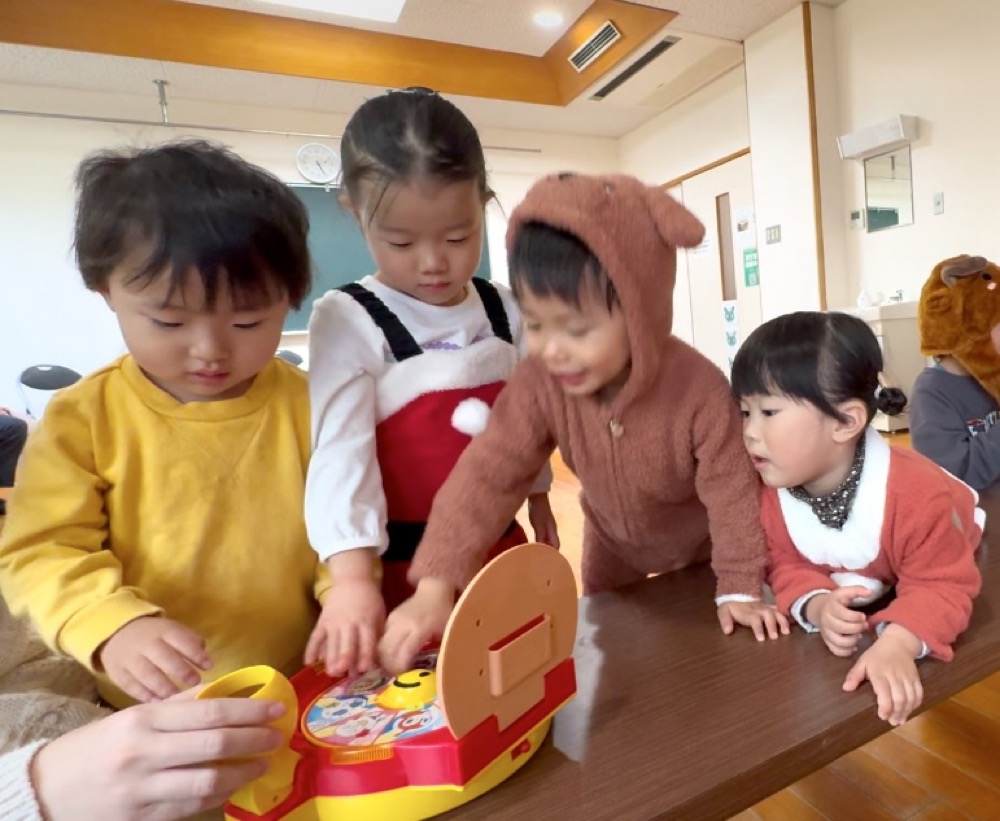 吉祥院教室の英語リトミック♪笑顔あふれるクリスマスレッスン