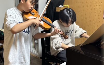 京都市南区のピアノ教室で親友中１男子２人が笑顔で生き生きアンサンブル練習中！