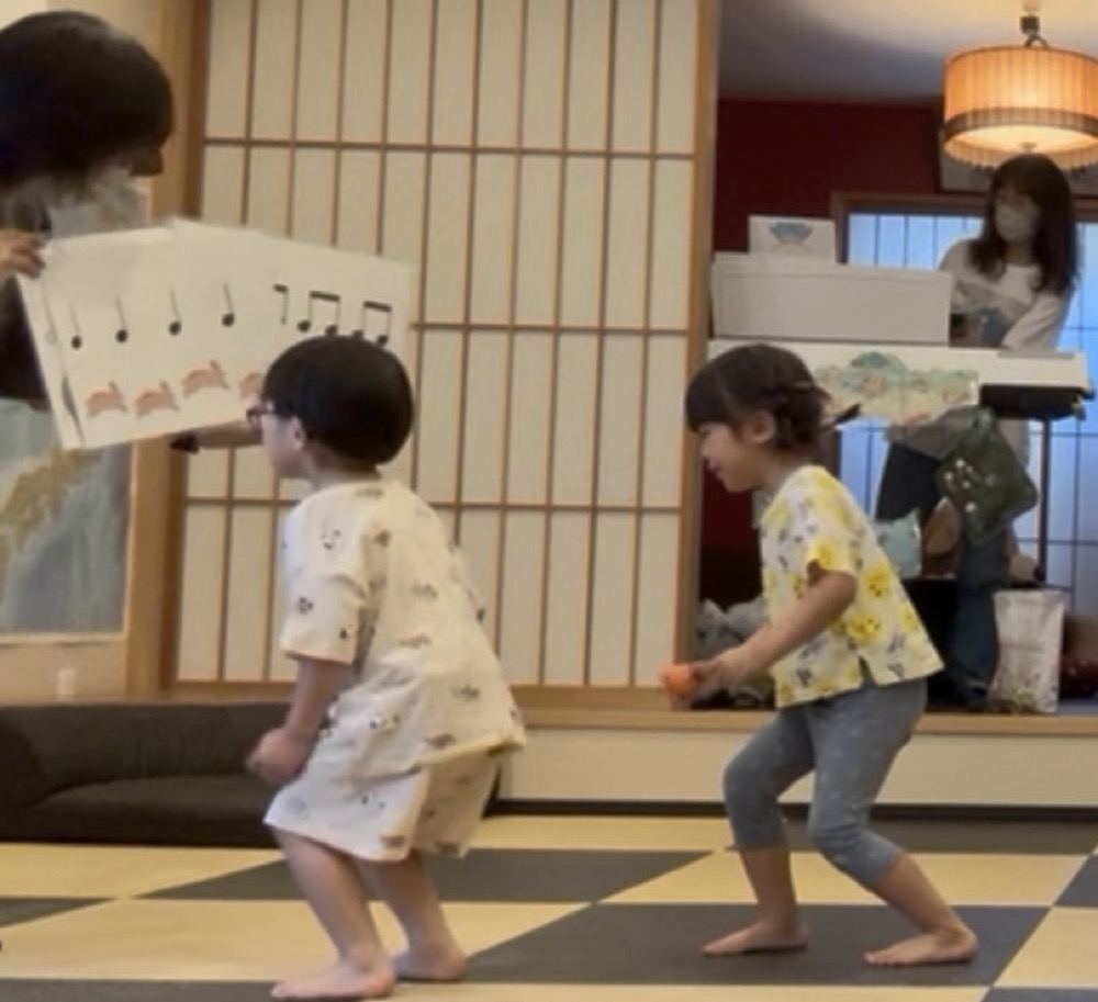 京都市下京区の英語リトミックで２・３歳ちゃんたちの水族館レッスン