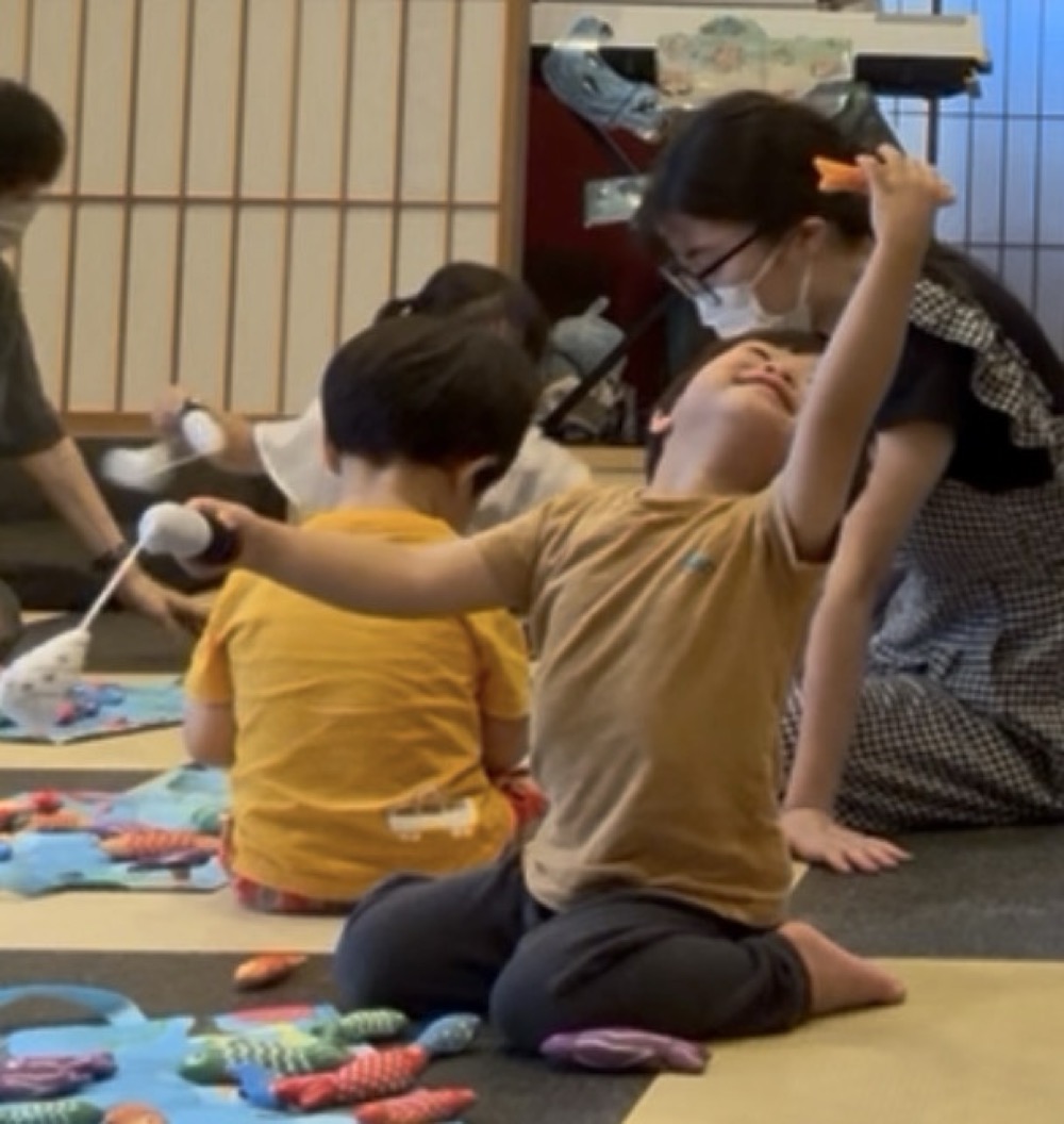 京都市下京区の英語リトミックで２・３歳ちゃんたちの水族館レッスン