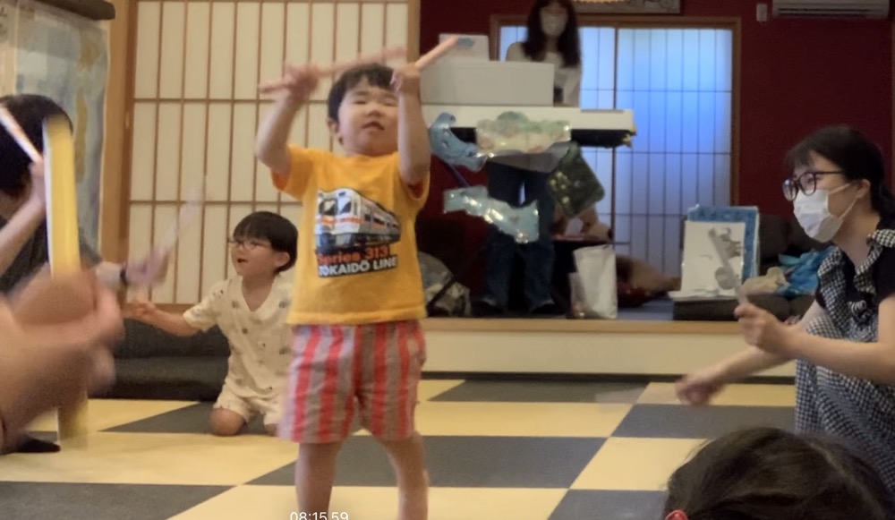 京都市下京区の英語リトミックで２・３歳ちゃんたちの水族館レッスン