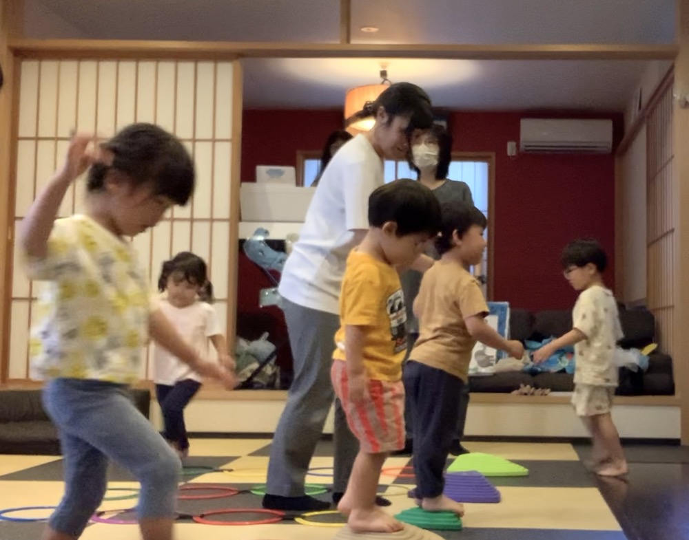 京都市下京区の英語リトミックで２・３歳ちゃんたちの水族館レッスン