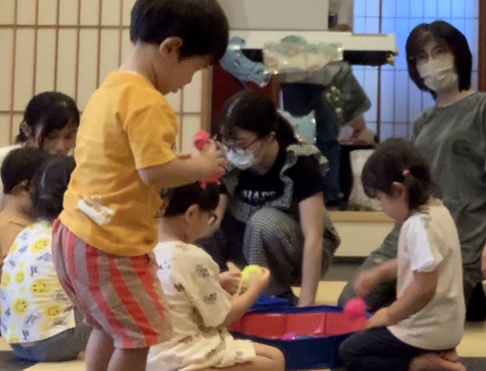 京都市下京区の英語リトミックで２・３歳ちゃんたちの水族館レッスン