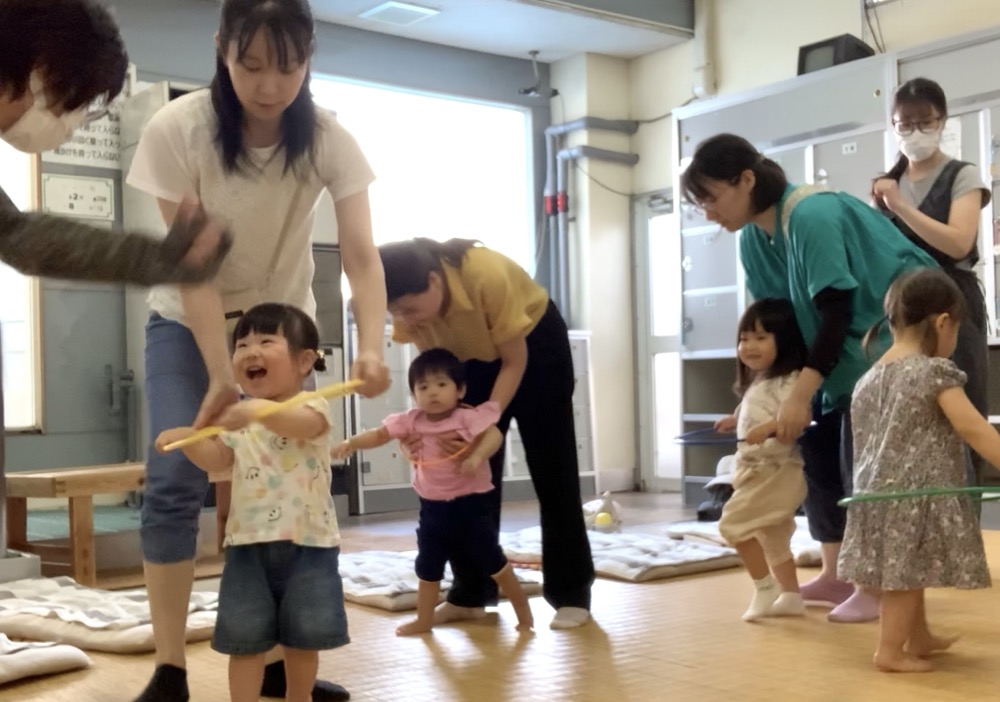京都市のベビーリトミック教室で１歳ちゃん達の海で遊ぼレッスン！