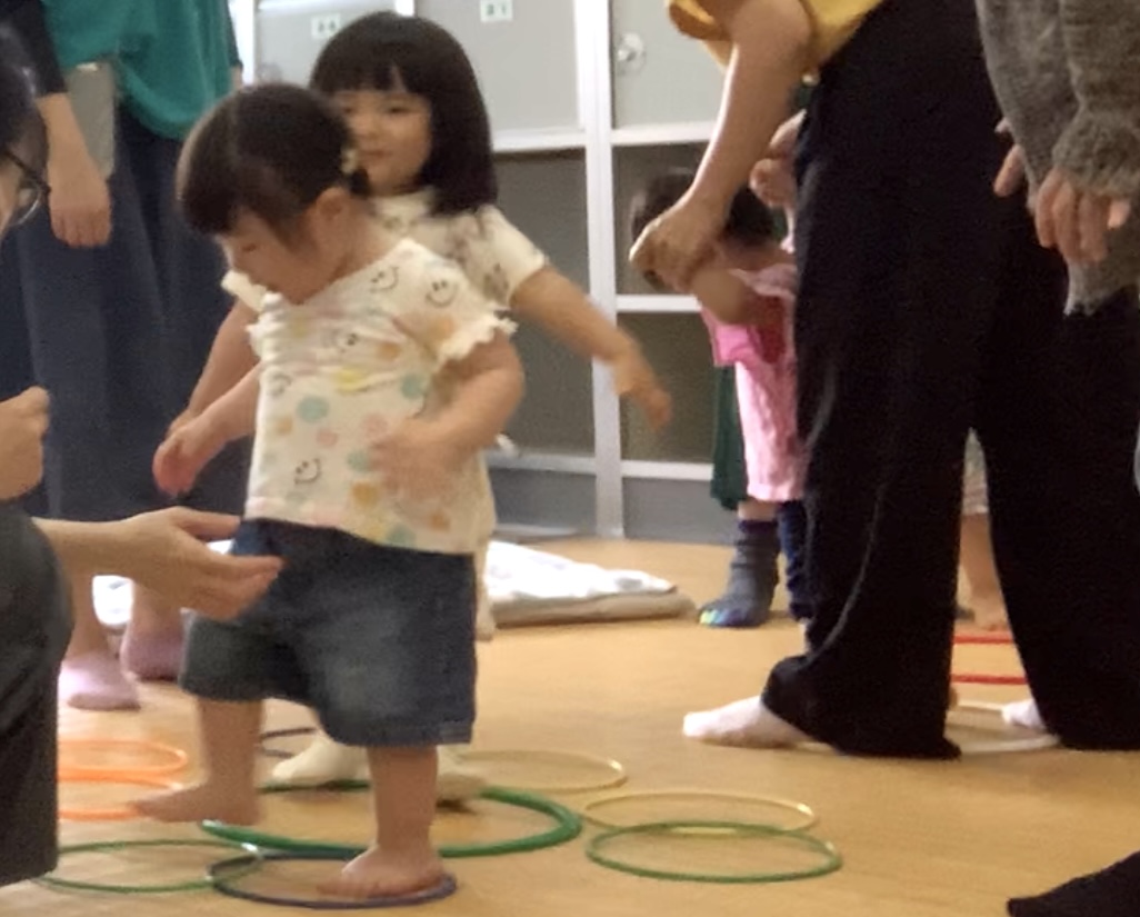 京都市のベビーリトミック教室で１歳ちゃん達の海で遊ぼレッスン！