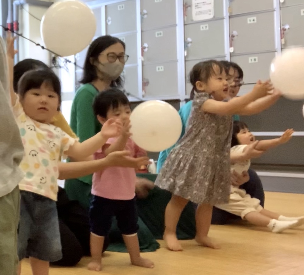 京都市のベビーリトミック教室で１歳ちゃん達の海で遊ぼレッスン！