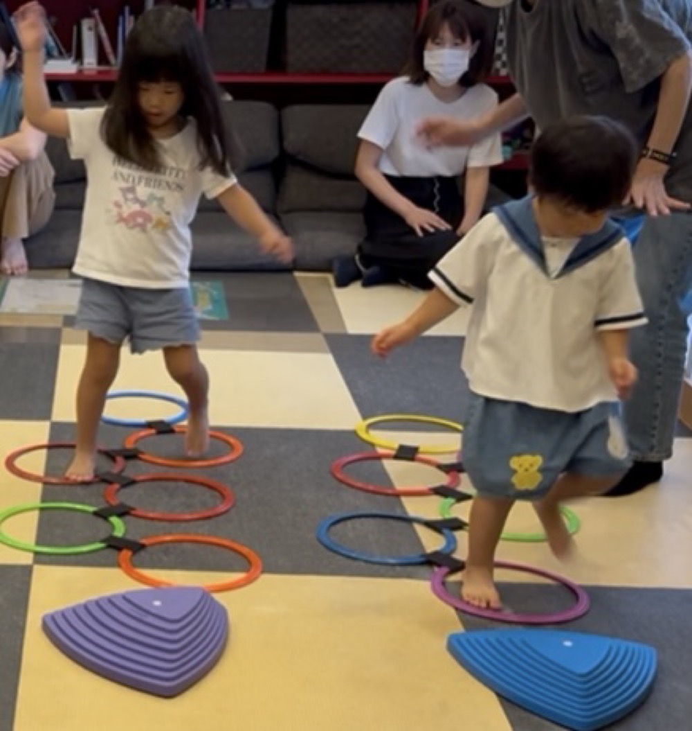 京都市の英語リトミック教室で2歳ちゃん達の初めてのレッスン体験！