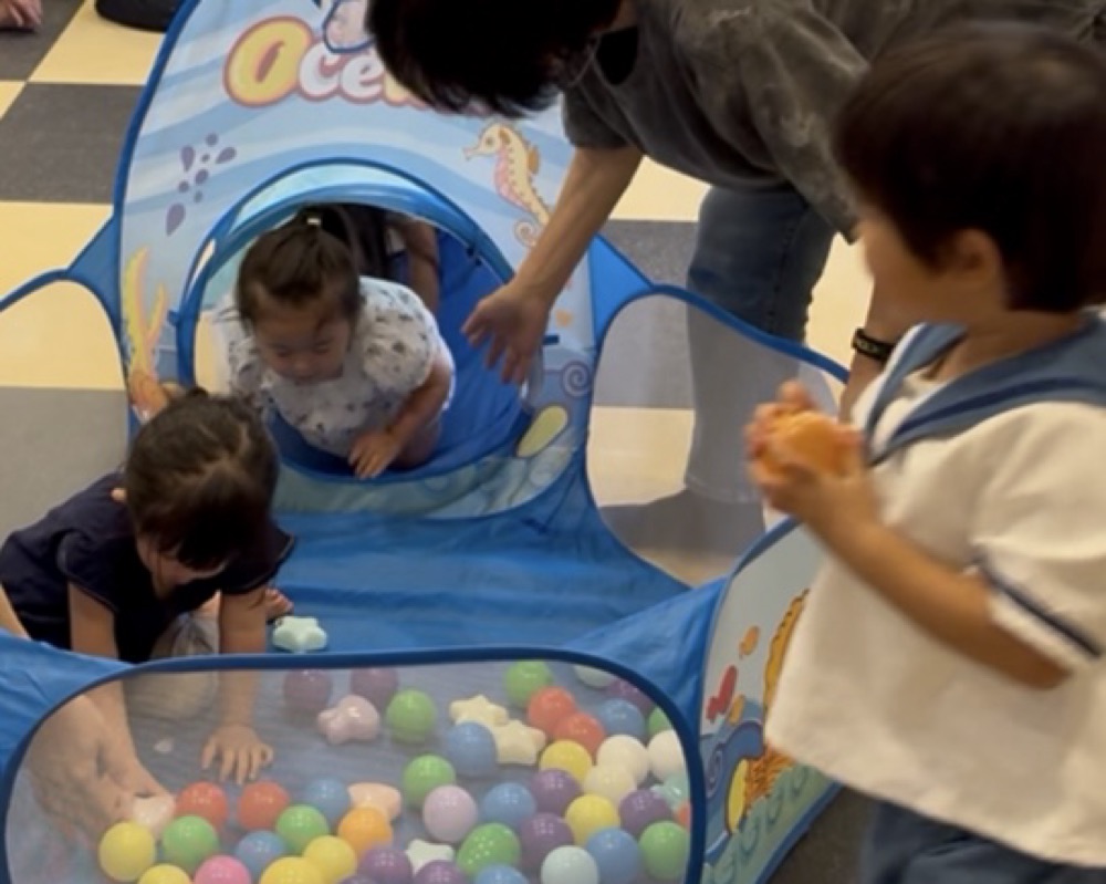 京都市の英語リトミック教室で2歳ちゃん達の初めてのレッスン体験！