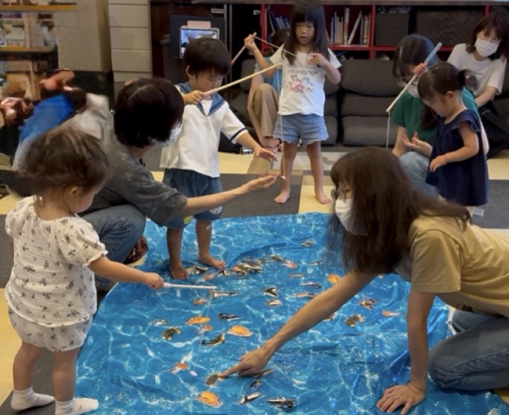 京都市の英語リトミック教室で2歳ちゃん達の初めてのレッスン体験！