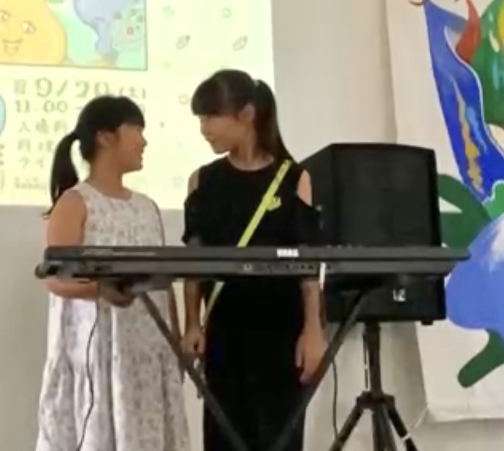 京都市南区の姉妹がバンドライブのステージで演奏！やり切ったと満面の笑み