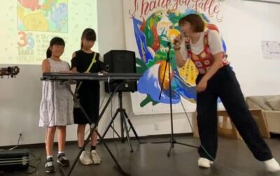 京都市南区のピアノ教室の姉妹ちゃんがバンドライブで演奏！満面の笑みで迎えたステージ