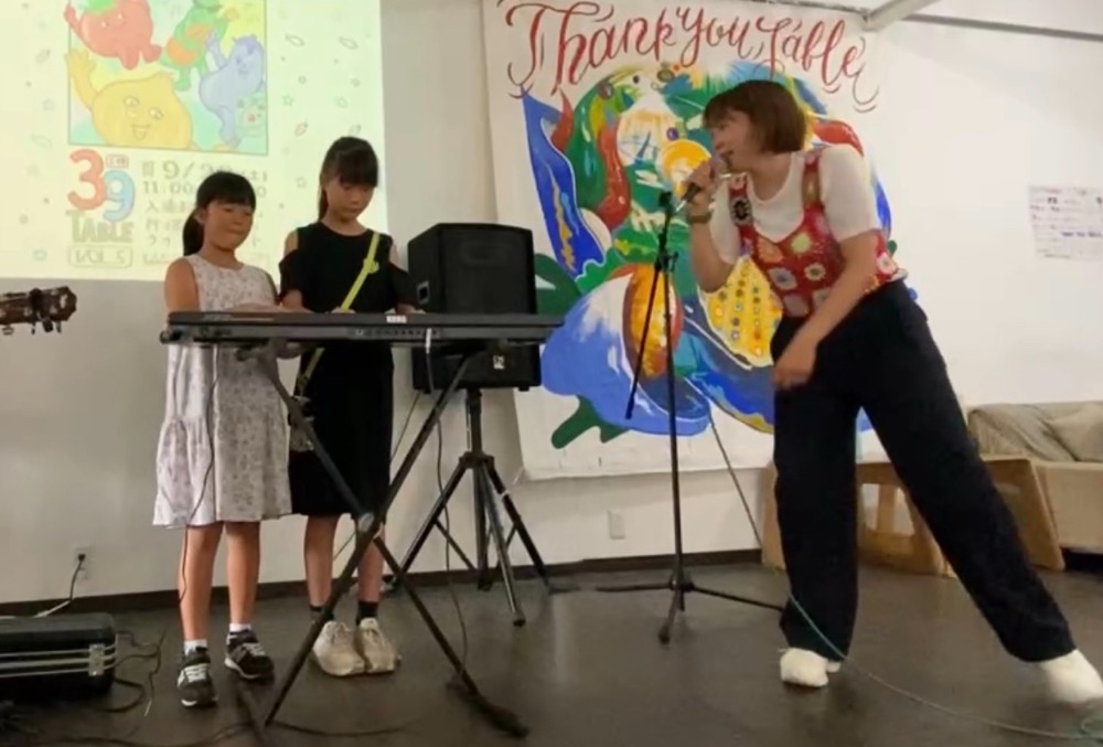 京都市南区の姉妹がバンドライブのステージで演奏！やり切ったと満面の笑み