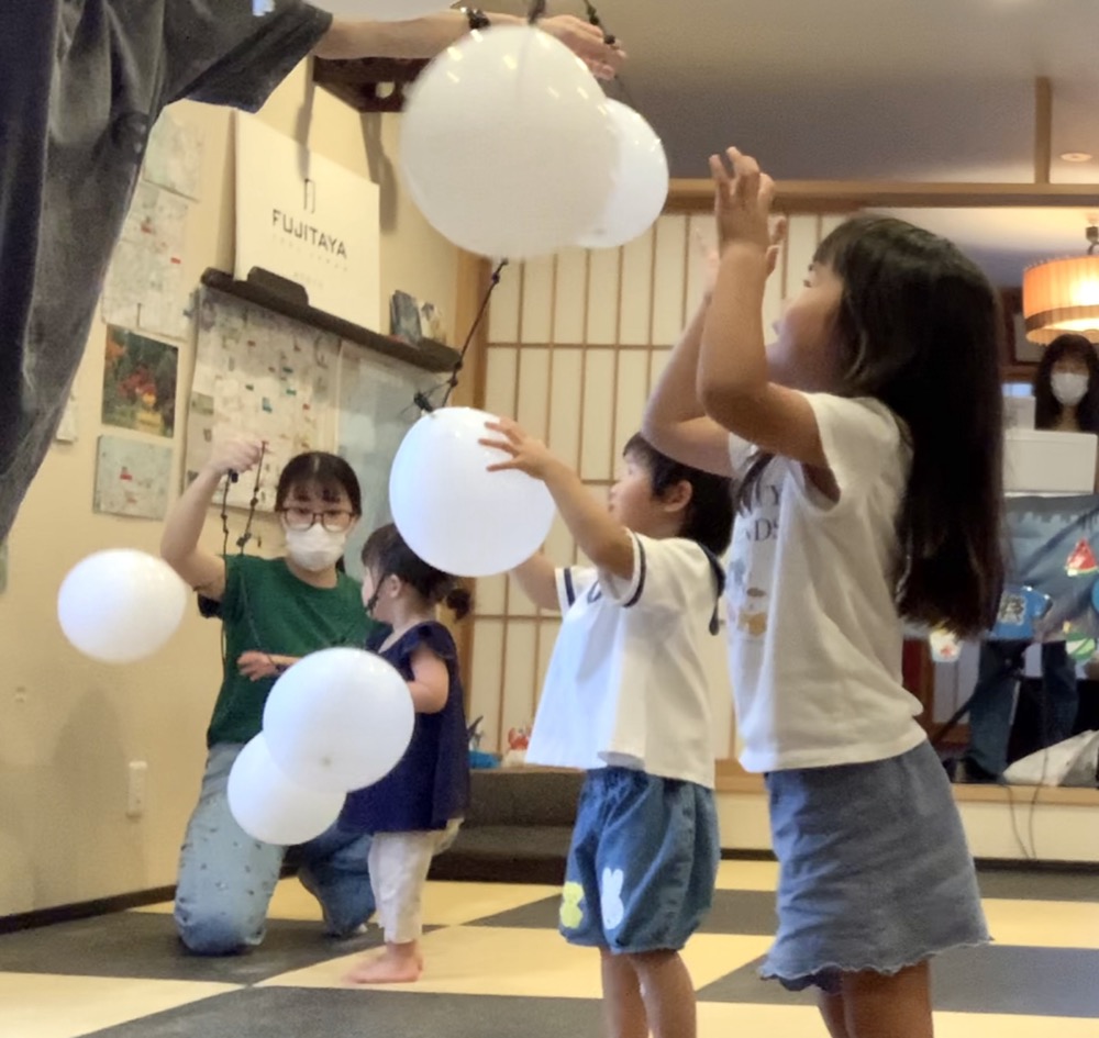 京都市の英語リトミック教室で2歳ちゃん達の初めてのレッスン体験！