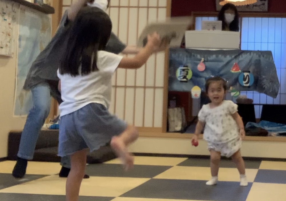 京都市の英語リトミック教室で2歳ちゃん達の初めてのレッスン体験！