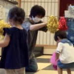 京都市の英語リトミック教室で２歳児達のドキドキ初めてのレッスン体験で笑顔いっぱい！
