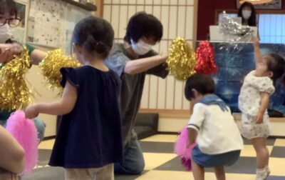 京都市の英語リトミック教室で２歳児達のドキドキ初めてのレッスン体験で笑顔いっぱい！