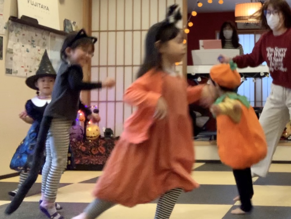 下京区&南区の英語リトミック教室の笑顔あふれるハッピーハロウィンレッスン!
