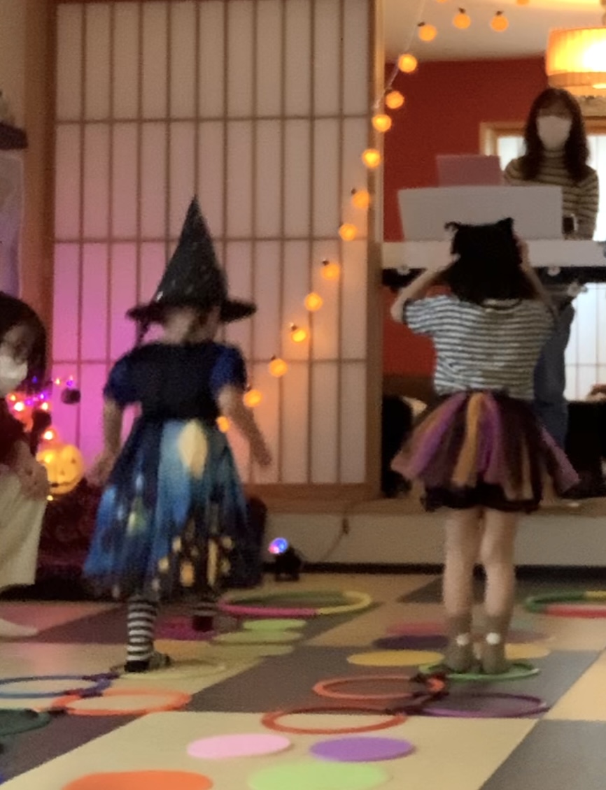 下京区&南区の英語リトミック教室の笑顔あふれるハッピーハロウィンレッスン!