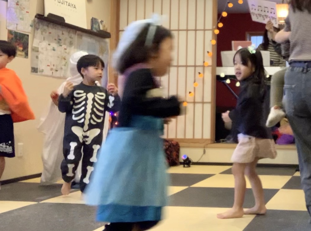 下京区&南区の英語リトミック教室の笑顔あふれるハッピーハロウィンレッスン!