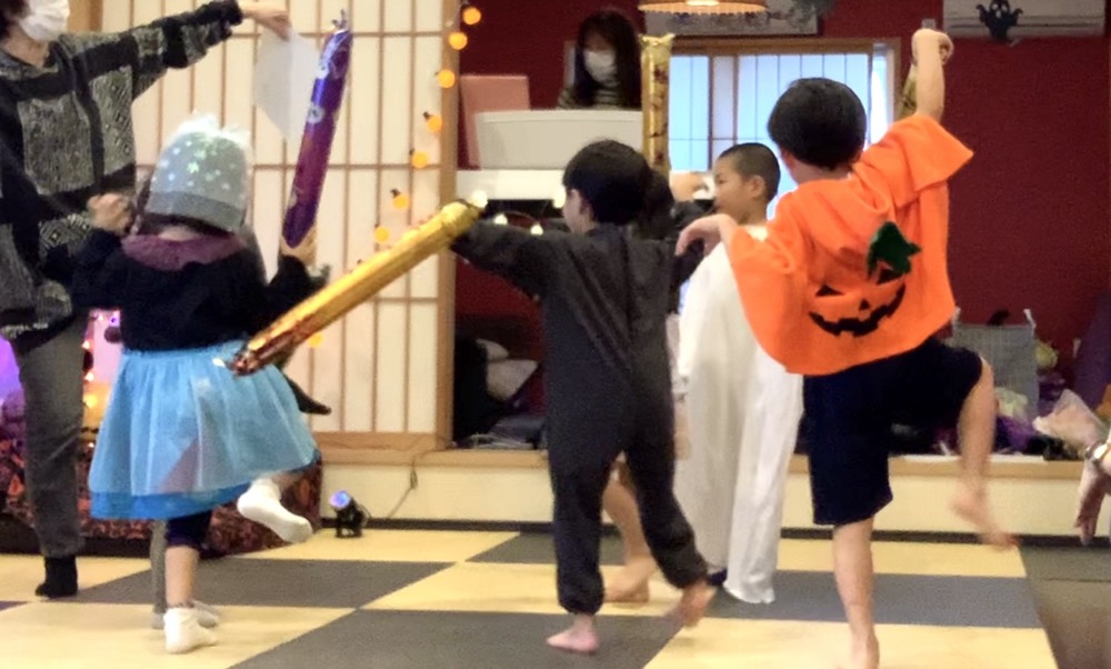 下京区&南区の英語リトミック教室の笑顔あふれるハッピーハロウィンレッスン!