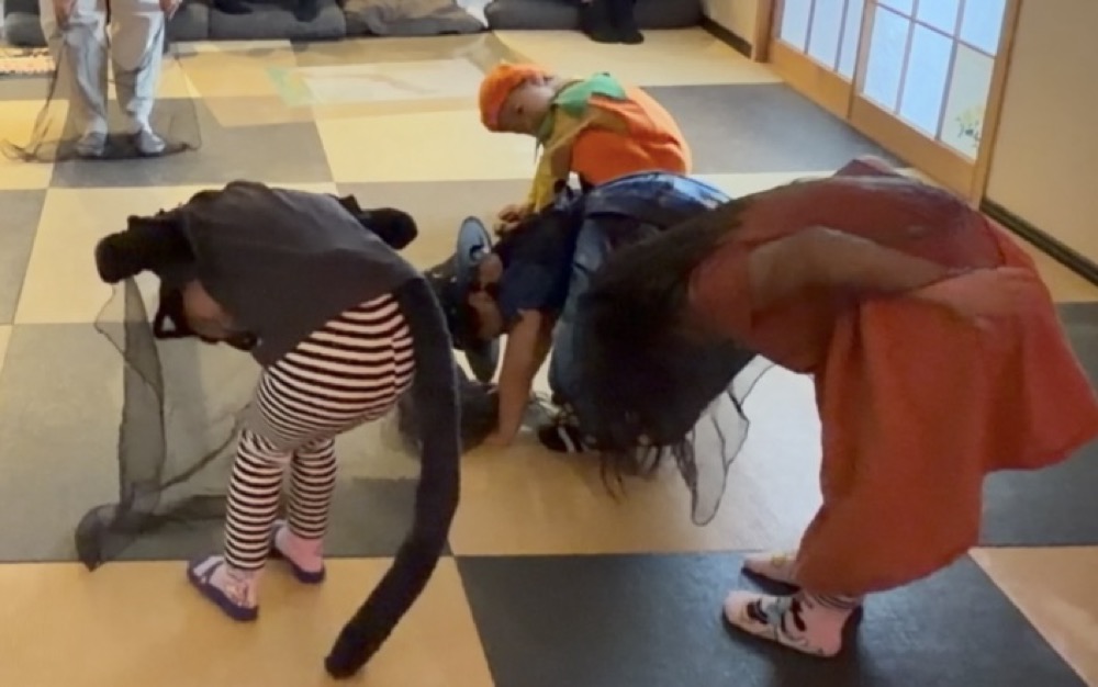 下京区&南区の英語リトミック教室の笑顔あふれるハッピーハロウィンレッスン!