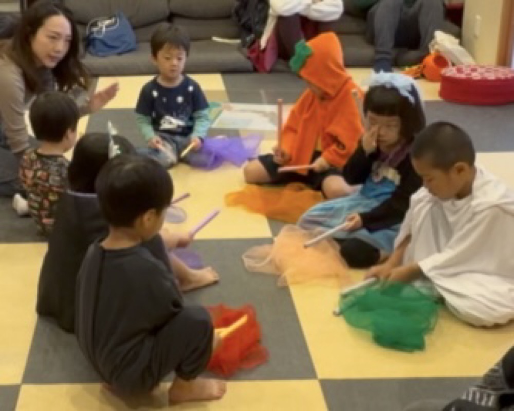 下京区&南区の英語リトミック教室の笑顔あふれるハッピーハロウィンレッスン!