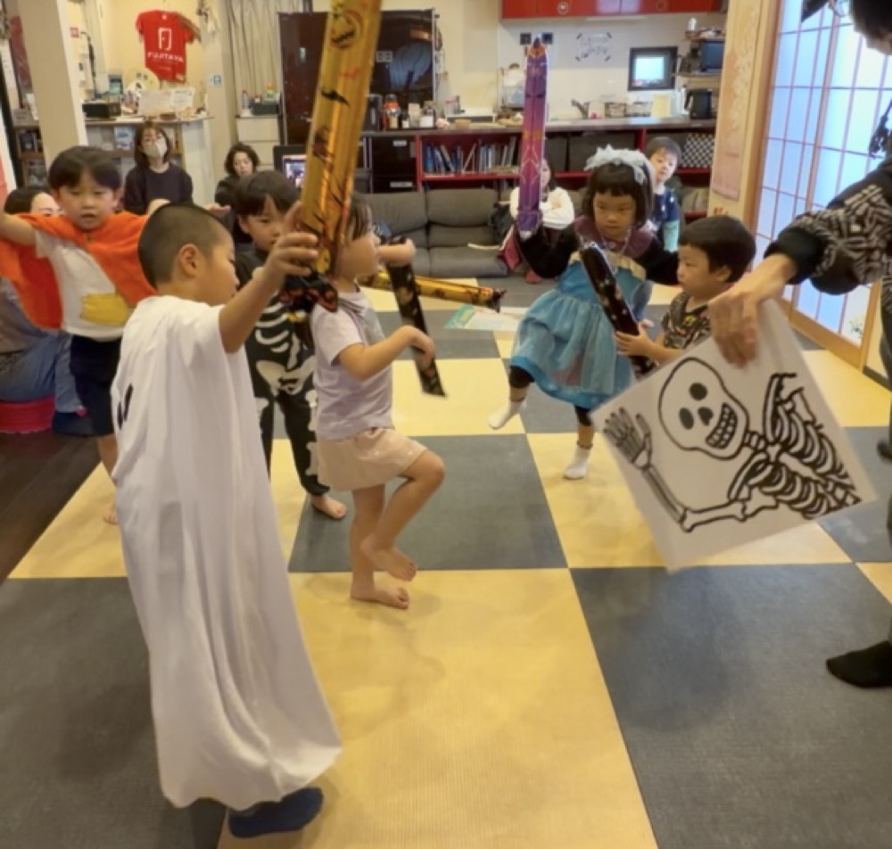 下京区&南区の英語リトミック教室の笑顔あふれるハッピーハロウィンレッスン!