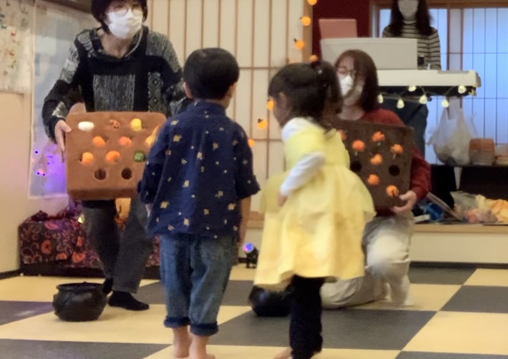 下京区&南区の英語リトミック教室の笑顔あふれるハッピーハロウィンレッスン!