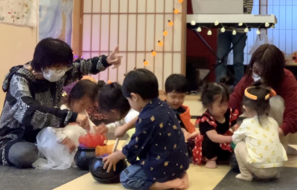 下京区&南区の英語リトミック教室の笑顔あふれるハッピーハロウィンレッスン!