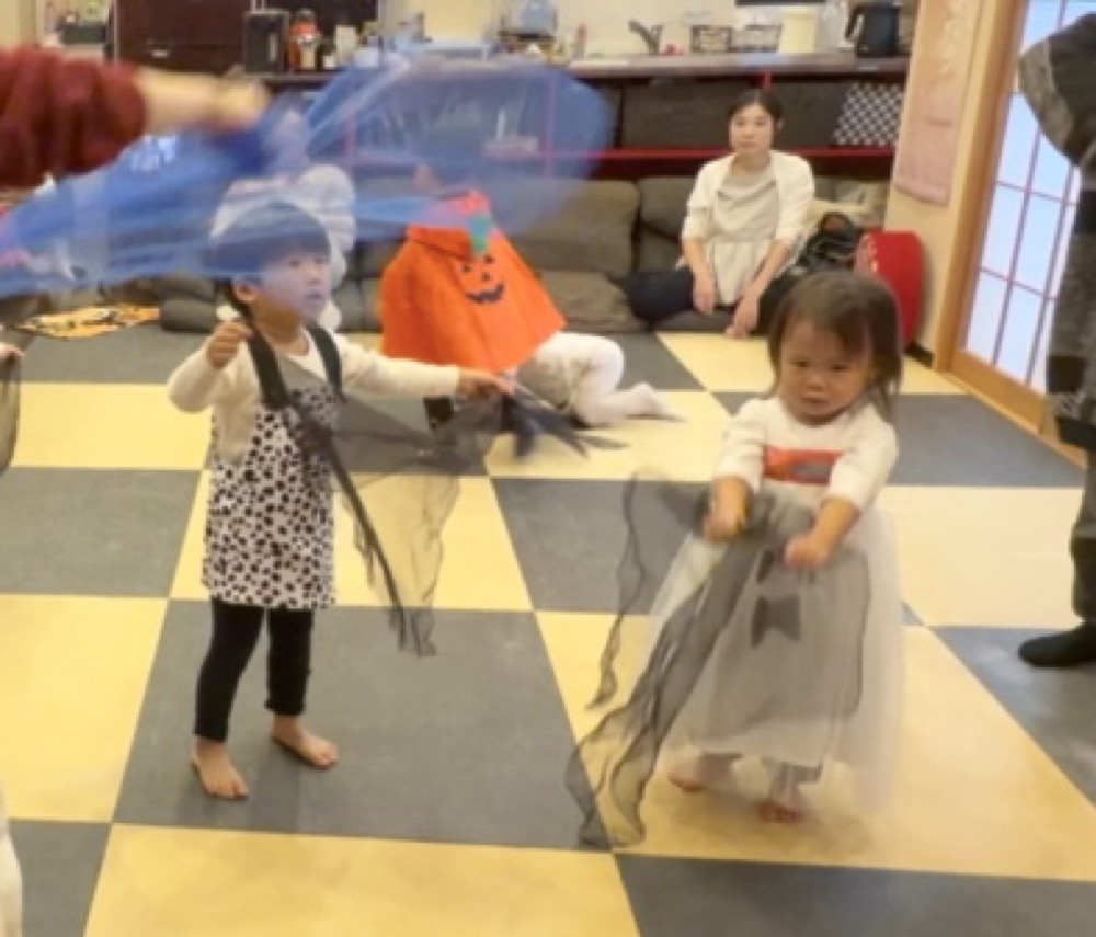 下京区&南区の英語リトミック教室の笑顔あふれるハッピーハロウィンレッスン!