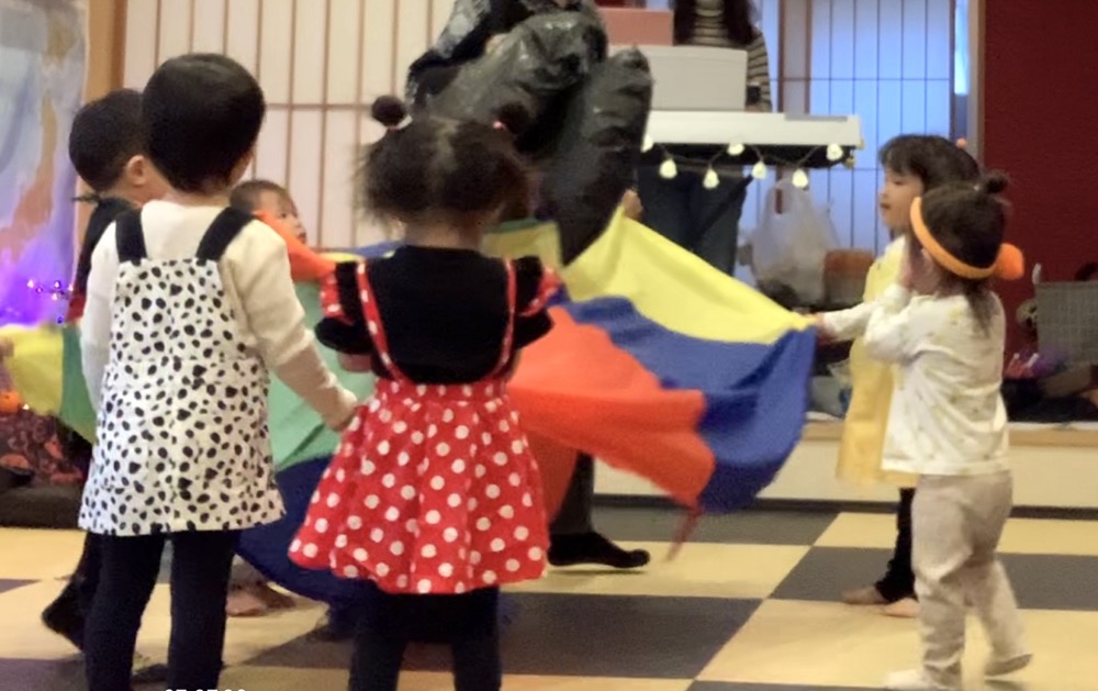 下京区&南区の英語リトミック教室の笑顔あふれるハッピーハロウィンレッスン!