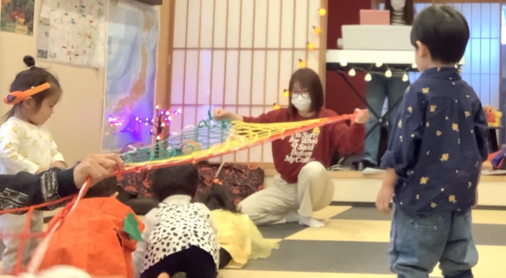 下京区&南区の英語リトミック教室の笑顔あふれるハッピーハロウィンレッスン!