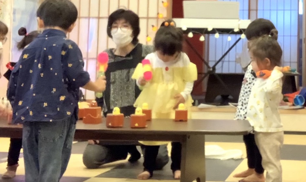 下京区&南区の英語リトミック教室の笑顔あふれるハッピーハロウィンレッスン!