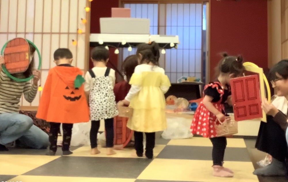 下京区&南区の英語リトミック教室の笑顔あふれるハッピーハロウィンレッスン!