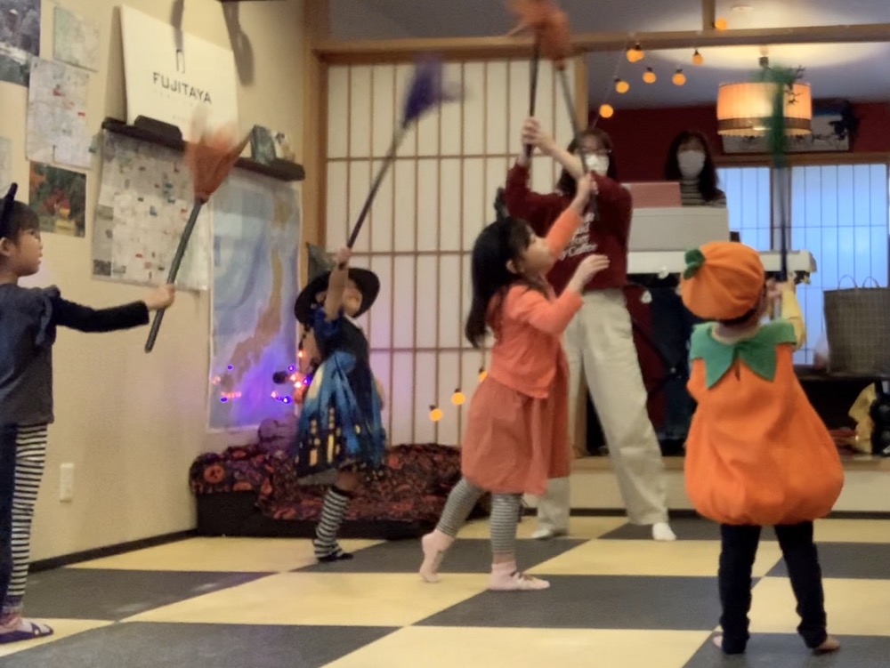 下京区&南区の英語リトミック教室の笑顔あふれるハッピーハロウィンレッスン!
