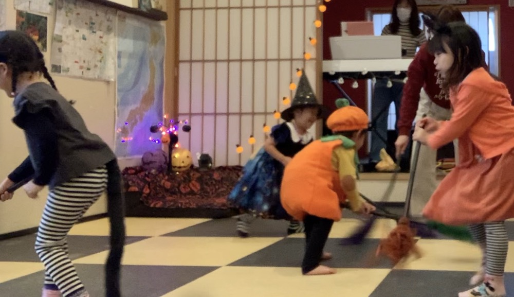 下京区&南区の英語リトミック教室の笑顔あふれるハッピーハロウィンレッスン!