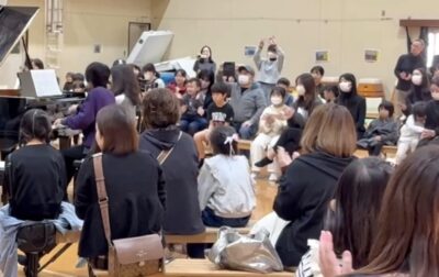 手拍子と合唱が響き渡る！世代を超えて楽しかった七三小ピアノコンサート開催
