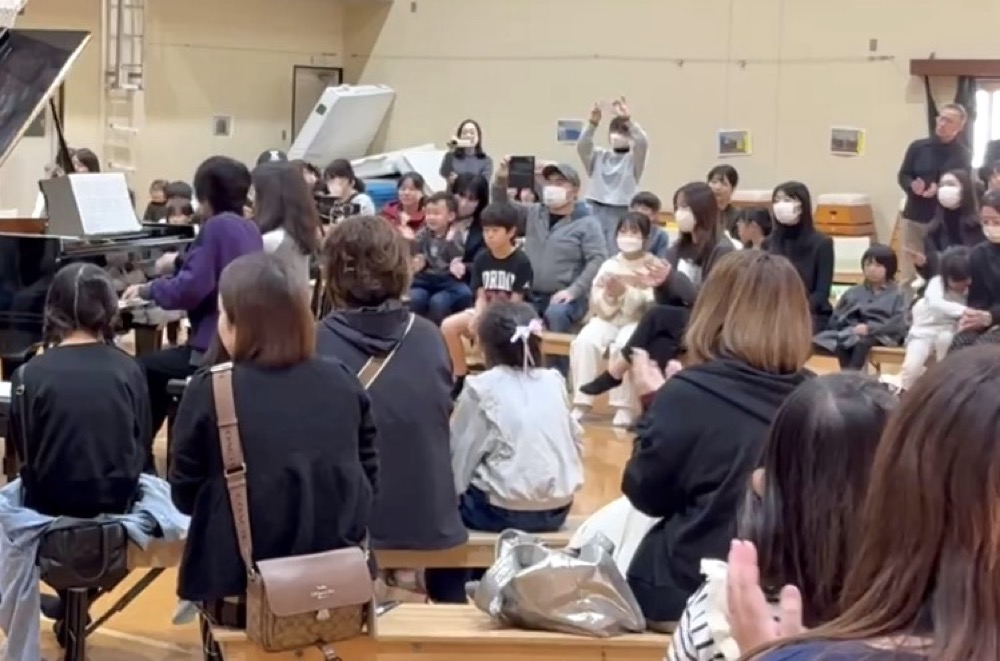 京都市下京区の七条第三小学校にてアットホームなピアノコンサート開催!