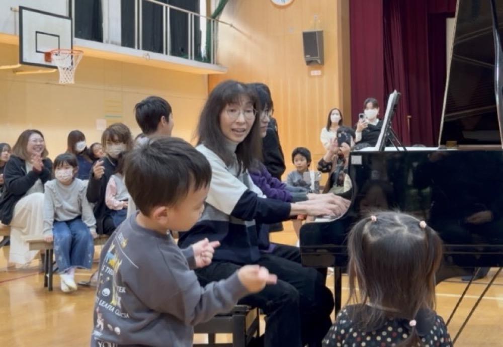 京都市下京区の七条第三小学校にてアットホームなピアノコンサート開催!