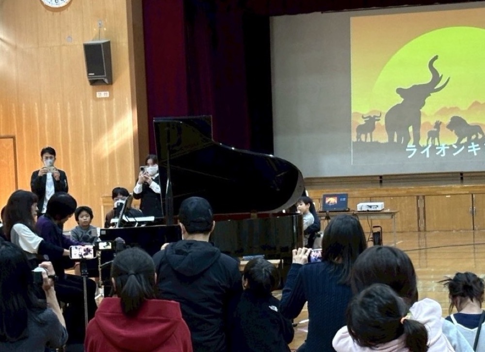 京都市下京区の七条第三小学校にてアットホームなピアノコンサート開催!
