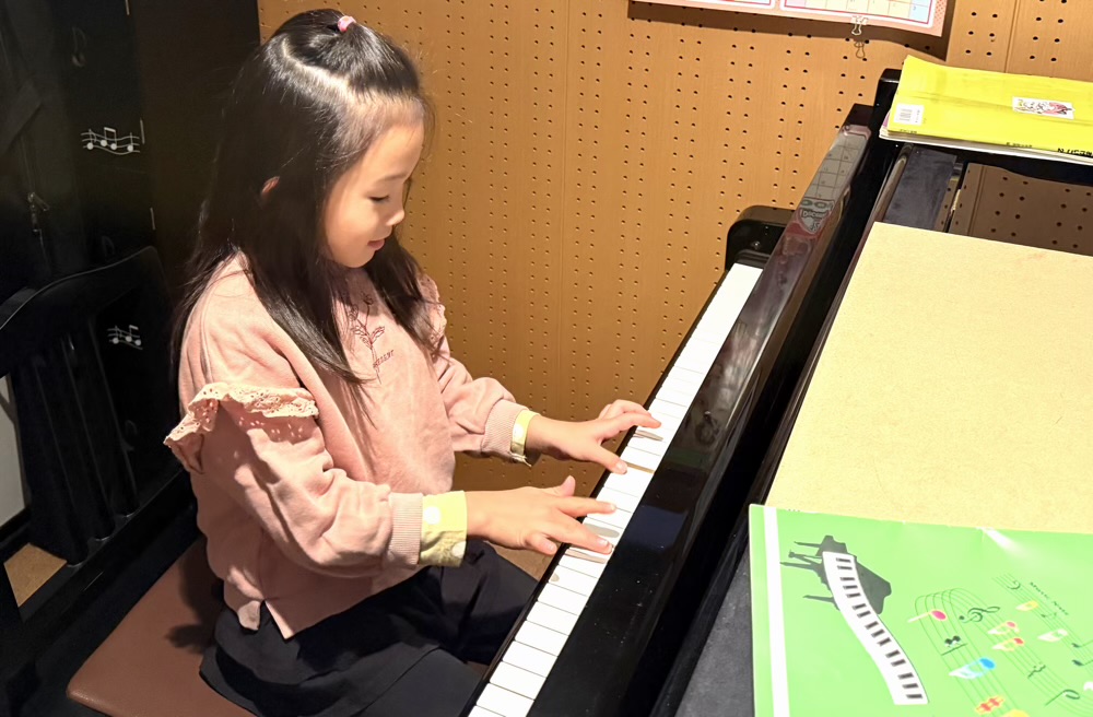 下京区＆南区のピアノ教室で４歳ちゃんの頑張った！と満面の笑みの演奏