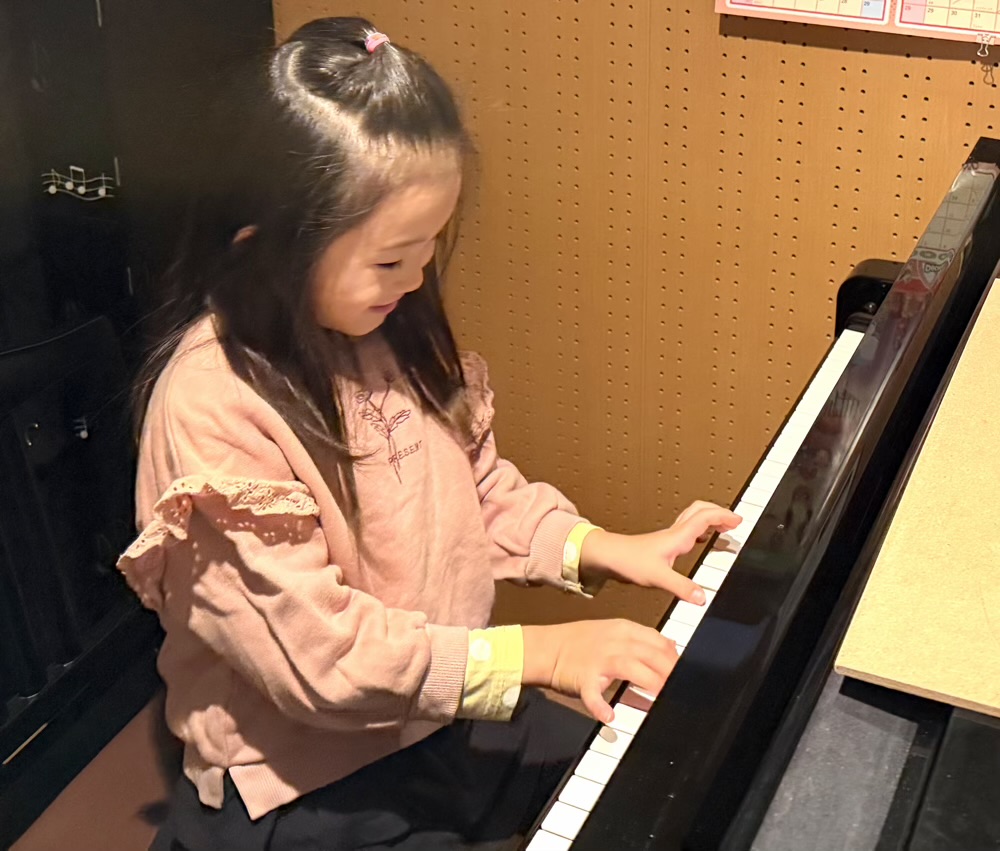 下京区＆南区のピアノ教室で４歳ちゃんの頑張った！と満面の笑みの演奏