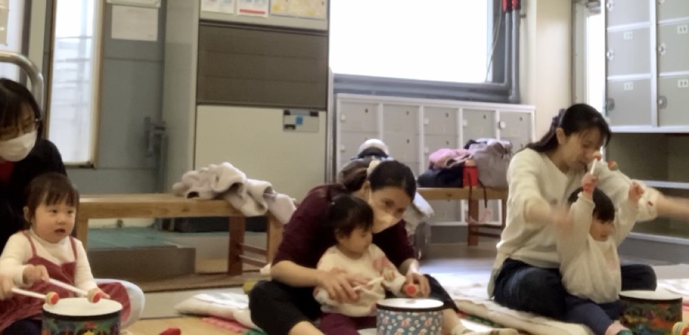 下京区＆南区のベビーリトミックでベビーサンタが音楽に合わせて大活躍！