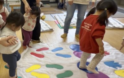 下京区＆南区のベビーリトミックでベビーサンタが大活躍！笑顔あふれるクリスマスレッスン