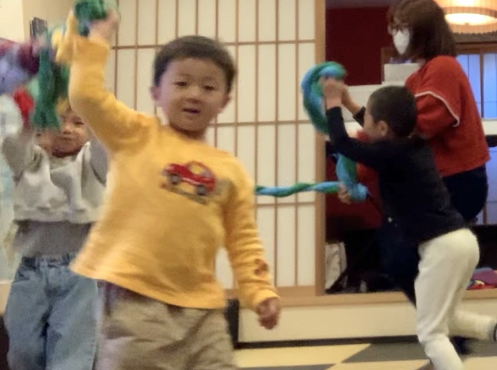 京都市の英語リトミック教室♪笑顔いっぱい、五感で楽しむお正月リトミック!