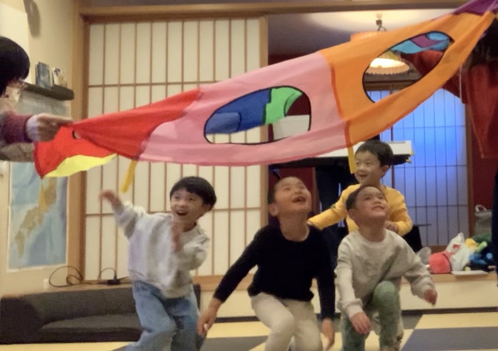 京都市の英語リトミック教室♪笑顔いっぱい、五感で楽しむお正月リトミック!