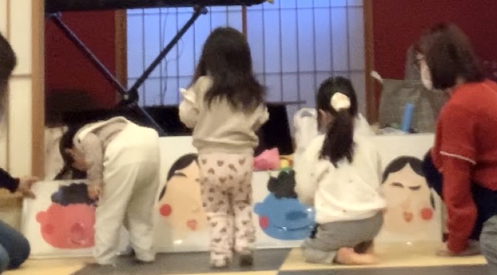 京都市の英語リトミック教室♪笑顔いっぱい、五感で楽しむお正月リトミック!